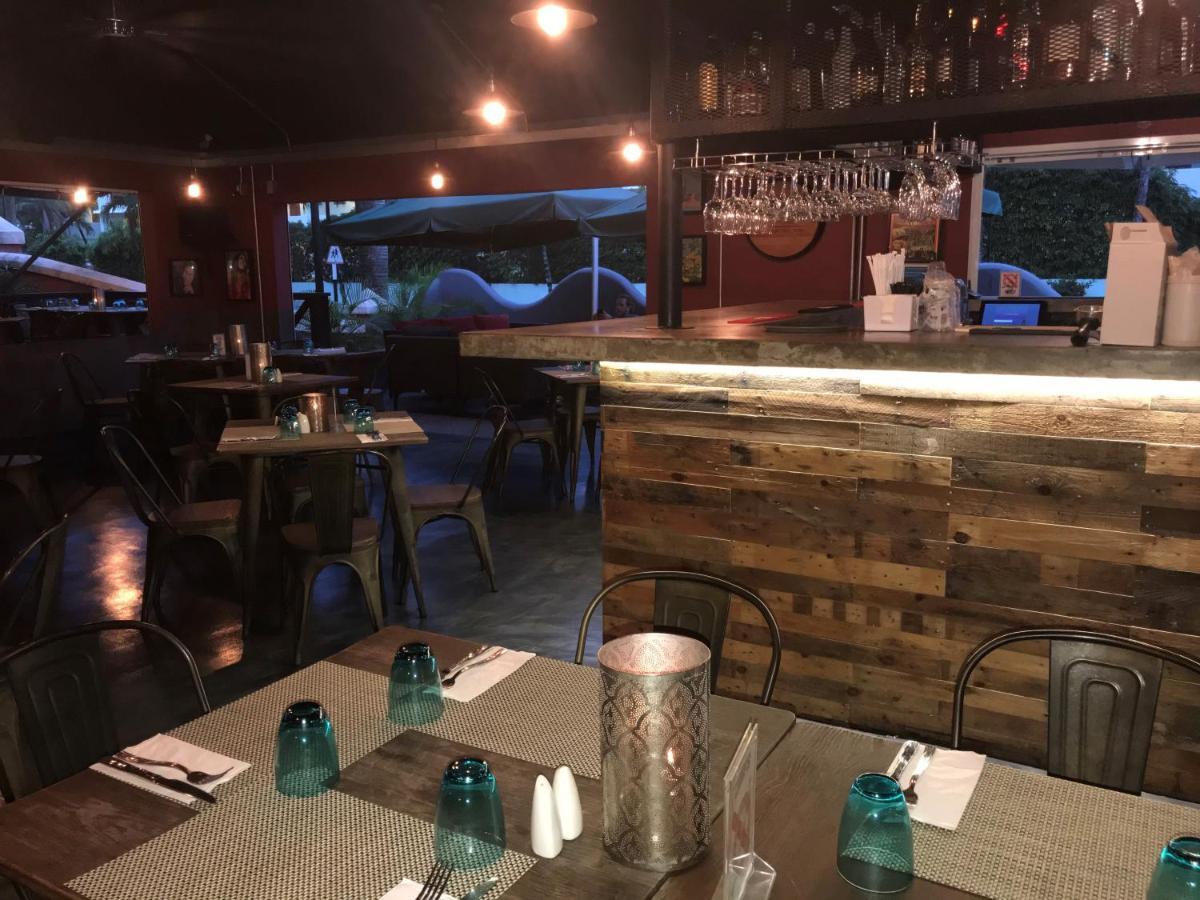 Отель Courtyard By Marriott Bridgetown, Barbados Экстерьер фото
